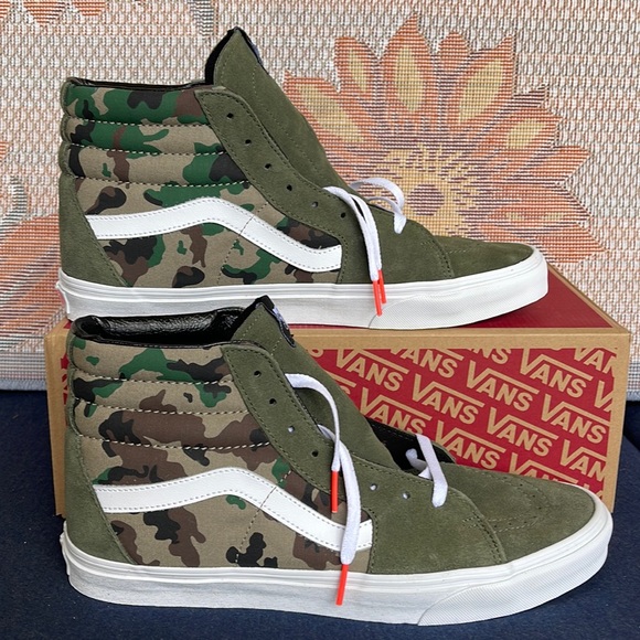 Vans WMNS Sk8-Hi
Camo Olive/White
VN0005U933
Sneakers - Picture 2 of 16